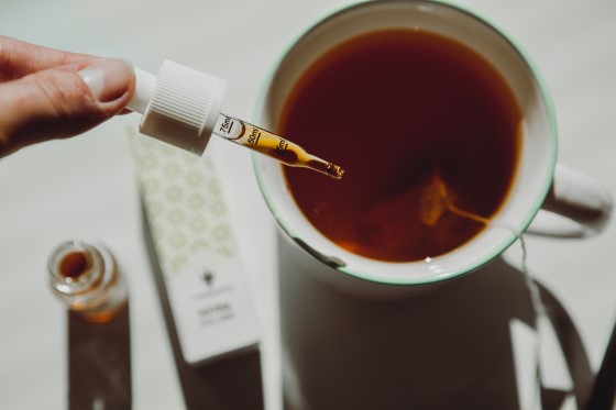 CBD olej působí anxiolyticky, tedy proti úzkostem. Zkuste si ráno nakapat pár kapek do všaho oblíbeného čaje nebo kávy, budete klidnější